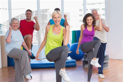 Skupina ljudi, ki izvaja vaje na prostem v vojaškem slogu