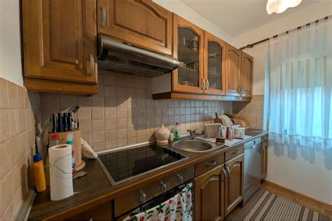 Ženska, ki izvaja jogo v mirnem okolju