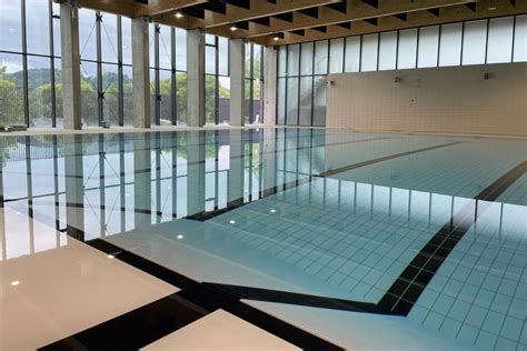 Notranji bazenski kompleks s pogledom na zunanji del