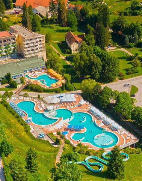 Pešpot skozi gozd v bližini Term Topolšica