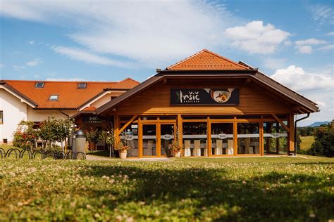 Slovenska turistična kmetija v zelenem okolju