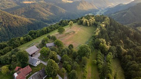 Prostor za druženje na turistični kmetiji s pogledom na naravo