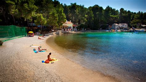Slikovit pogled na plažo Monolithi s kristalno modro vodo
