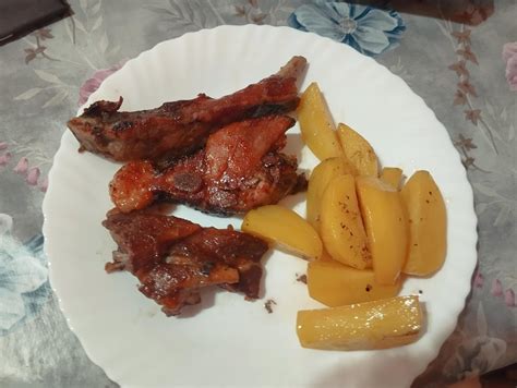 Svinjska rebra na krožniku