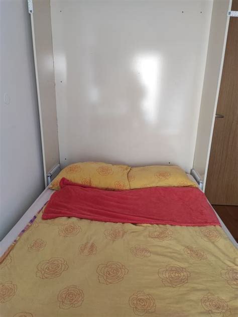 Udobna postelja v sobi