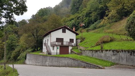 Slika počitniške hiše ob reki Idrijci