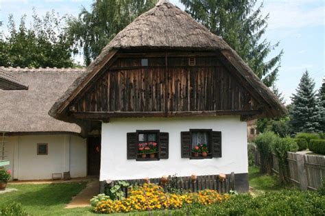 Panonska hiša s slamnato streho in fasado v pasovih