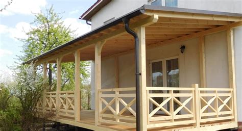 Pokrita lesena veranda na stari hiši