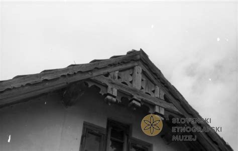 Lesen rezljan okras pod slemenom na starem stanovanjskem poslopju