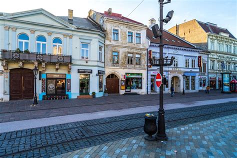 Vaška ulica z obcestnimi hišami in kapelico