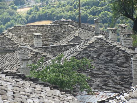 Detail kamnite strehe trulla z značilnimi simboli