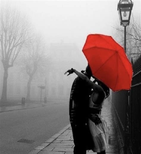 Fotografija mirne ulice v četrti Aia Piccola z nekaj prebivalci