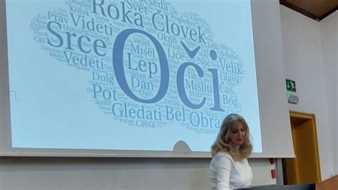 Profesorica Vesna Mikolič na predavanju