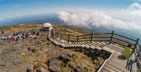 Pogled na goro Hallasan s čudovito naravo okoli sebe