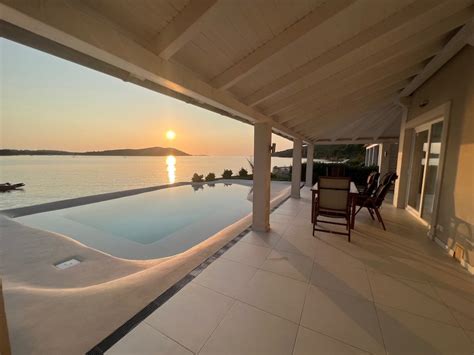 Majhna ribiška hiša ob morju s teraso