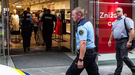 Oborožen varnostnik pred trgovino v Mehiki