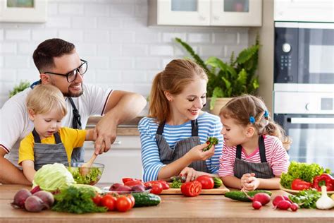 Družina uživa v hrani v gostilni
