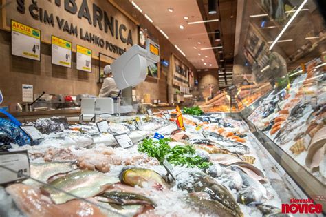 Notranjost luksuznega nakupovalnega centra v Dubaju