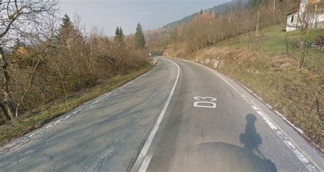 Motorist vozi po slikoviti gorski cesti