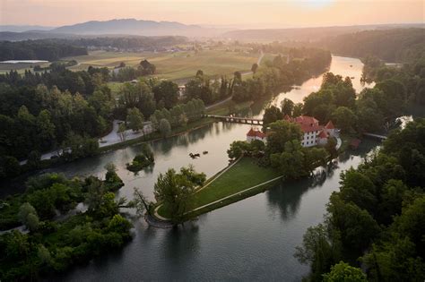 Grad Otočec na otoku