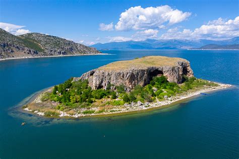 Pogled na Veliko Prespansko jezero in otok Maligrad z bizantinsko cerkvijo