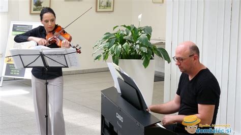 Violinistka Anja Bukovec pri izvajanju skladbe