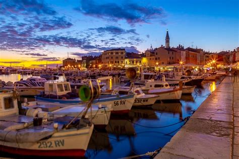 slikovita ulica v starem mestnem jedru Rovinja