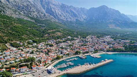 Panorama Baške Vode z morjem in gorami
