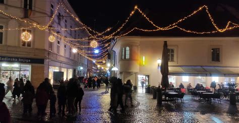 Ilustracija Ljubljanskega gradu v praznični okrasitvi