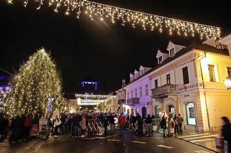 Ilustracija praznične okrasitve Grajskega dvorišča