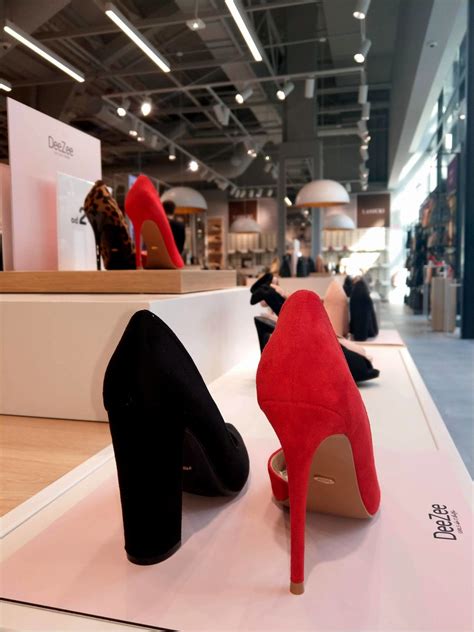 Vitrina trgovine Humanic z raznoliko ponudbo čevljev