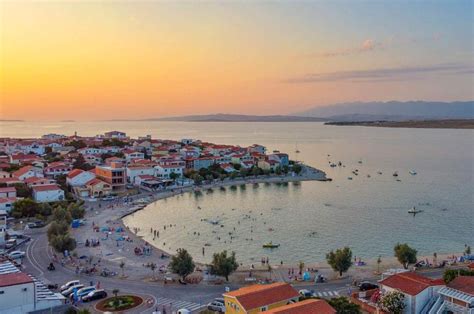 Kombi parkiran ob čudoviti novozelandski plaži