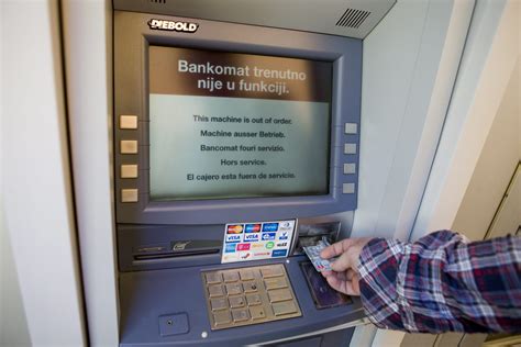 Ilustracija bankomata v tujini z izbiro konverzije