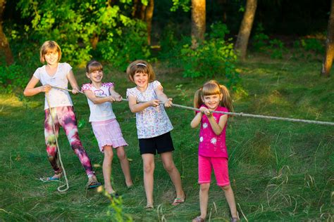 otroci se igrajo na igralnem otoku
