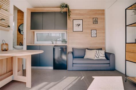 Notranjost moderne mobilne hišice v kampu