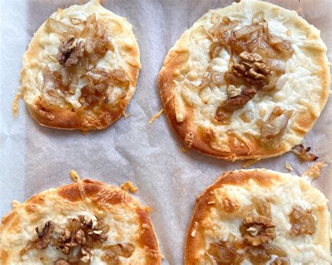 Galettes s kozjim sirom, medom in karamelizirano čebulo