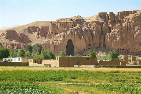 Fotografija Kačičevih dvorov v Bratušu, ki prikazuje kamnite zgradbe in dvorišča.