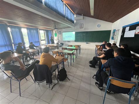 Ilustracija profesorja Ambroza Haračića med opazovanjem rastlin