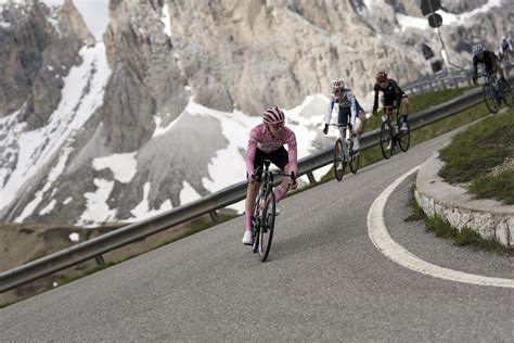 Kolesarji na vzponu med maratonom