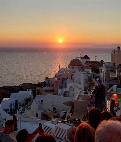 Sončni zahod nad vasico Oia na Santoriniju