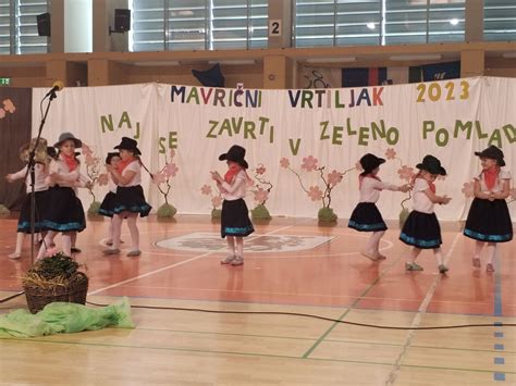 Otroci se zabavajo na starinskem vrtiljaku v Praterju