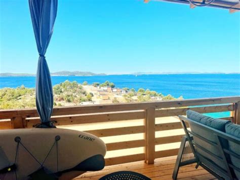 Panoramski pogled na Lumbardo s plažo in vinogradi