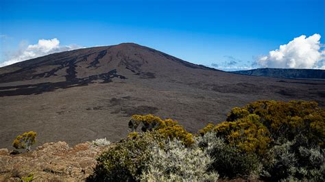 Pokrajina okoli vulkana Piton de la Fournaise s strjeno lavo