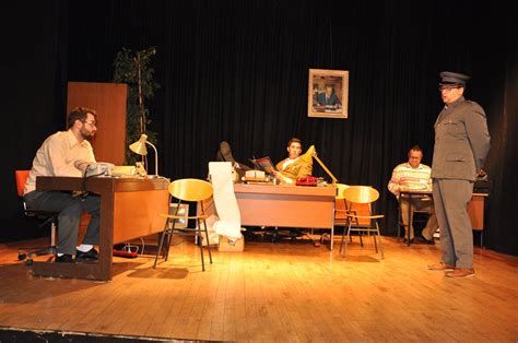 mlada oseba z mikrofonom na odru