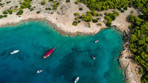 Slikovita obala otoka Symi z barvitimi hišami