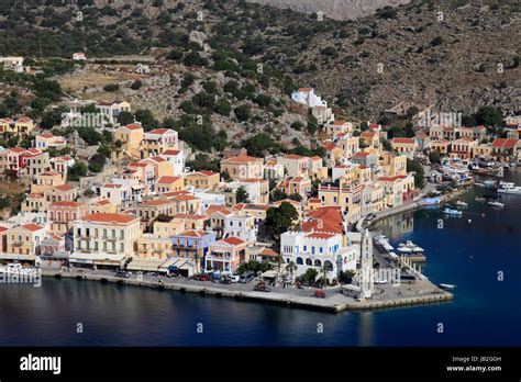 Amfiteatralna postavitev mesteca Gialos na otoku Symi