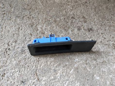 Ilustracija tipke za odpiranje prtljažnika na BMW