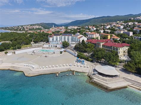 Pogled na hotel Neptun v Tučepih s plaže