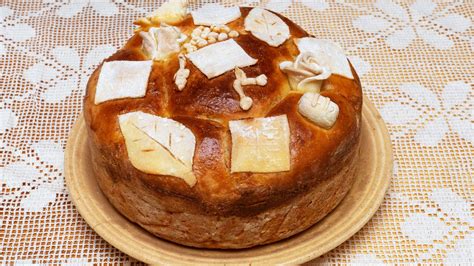 obredna česnica s tradicionalnimi motivi