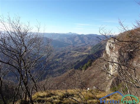 Panorama Bašlja s hribi v ozadju